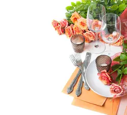 عکس با کیفیت میز یا سفره تزئین شده با گل های رز و جام و ظروف پذیرایی