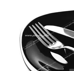 عکس با کیفیت پیش دستی پذیرایی یا بشقاب چینی سیاه رنگ با چاقو و چنگال بر روی زمینه سفید رنگ