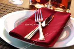 عکس با کیفیت بشقاب های پذیرایی با دستمال و چاقو و چنگال بر روی میز جهت پذیرایی از مهمان