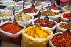 عکس با کیفیت فروشگاه انواع ادویه با تصویر ادویه های درون کیسه های پلاستیکی و دارای پیمانه