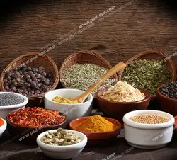 عکس با کیفیت ادویه های مختلف درون سبدها و ظروف چوبی بامبو و ظروف چینی