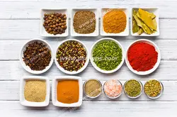 عکس با کیفیت ادویه های مختلف درون ظروف چینی دایره ای و مربعی