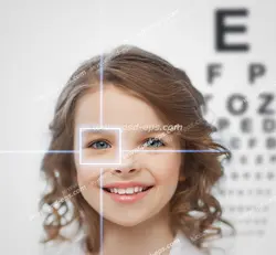 عکس با کیفیت کودکی در مطب چشم پزشکی در حال تشخیص بینایی سنجی