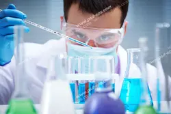 عکس با کیفیت پزشک شیمی در حال آنالیز مواد در آزمایشگاه با تجهیزات آنالیز