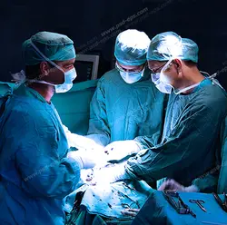 عکس با کیفیت اتاق عمل جراحی با پزشکان و دستیاران به همراه تجهیزات در حین عمل جراحی