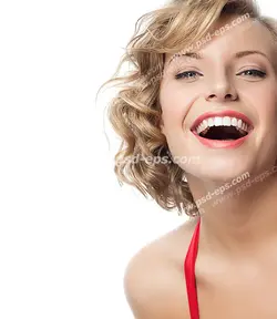 عکس با کیفیت چهره و فون زیبای بانویی با دندان های سفید و مرتب تبلیغی مورد استفاده دندانپزشکان و تولیدکننده های مسواک و خمیردندان