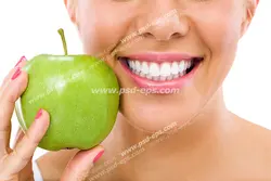 عکس با کیفیت چهره بانویی با دندان های سفید و مرتب با سیب سبزی در دست