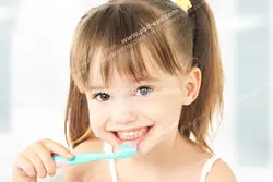 عکس با کیفیت دختر بچه ای زیبا در حال مسواک زدن جهت تبلیغ مسواک و خمیردندان