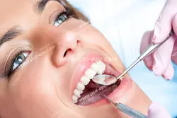 عکس با کیفیت چهره بانویی از نمای نزدیک در حال معاینه دندان ها