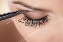 عکس با کیفیت چهره بانویی در حال میکاپ و چشم بانویی از نمای نزدیک در حال سایه زدن