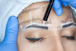 عکس با کیفیت چهره بانویی جوان در حال انجام هاشور و یا سایه ابرو ، میکروبلیدینگ و یا میکروپیگمنتیشن