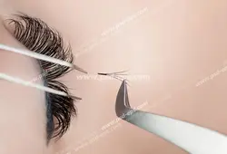 عکس با کیفیت چشم بانویی از نمای نزدیک در حال اکستنشن و یا کاشت مژه بر روی آن