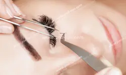 عکس با کیفیت چهره بانویی در حال انجام کاشت و یا اکستنشن مژه