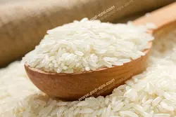 عکس با کیفیت قاشق چوبی حاوی برنج خام و پخته نشده در داخل برنج ها از نمای نزدیک