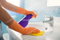 عکس با کیفیت تمیز کردن و شستشوی روشوئی توالت با دستمال و مواد شوینده