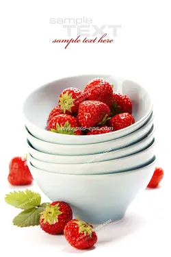 عکس با کیفیت توت فرنگی های تازه و قرمز در داخل ظروف چینی با برگ آن