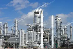 عکس با کیفیت ایستگاه نفتی یا سایت شرکت نفت یا چاه نفت به رنگ سفید در روزی با آسمان آبی