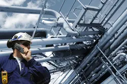 عکس با کیفیت مهندس نفت در حال گزارش گیری در ایستگاه نفتی یا سایت شرکت نفت یا چاه نفت