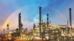 عکس با کیفیت ایستگاه نفتی یا سایت شرکت های نفت یا چاه نفت در هوای ابری و در کنار رنگین کمان