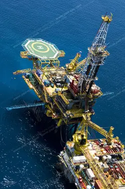 عکس با کیفیت ایستگاه دریایی نفت یا چاه نفت یا سایت شرکت نفتی در دریا با ایستگاه هلی کوپتر درون آن