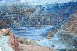 عکس با کیفیت نمایی از معدن سنگ های ساختمانی با ماشین‌آلات معدنی و راه‌سازی