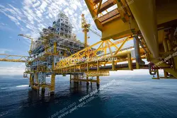 عکس با کیفیت نمایی از ایستگاه نفتی یا سایت شرکت های نفت یا چاه نفت دریایی به رنگ های زرد و سفید