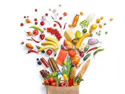 عکس با کیفیت بسته خرید کاغذی سبزیجات و میوه و تخم مرغ و بلدرچین و گوشت ماهی و میگو و نوشیدنی و شیر و پنیر و روغن ارگانیک و طبیعی با چیدمانی زیبا کنار هم