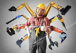 عکس با کیفیت مهندس ساختمان سازی با لباس مخصوص و کلاه ایمنی همراه با ابزارآلات نقشه کشی و ساختمان سازی مانند مته و دسته تاور کرین و جرثقیل و غیره با زمینه خاکستری