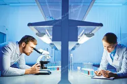 عکس با کیفیت متخصصین خون و علوم آزمایشگاهی در حال بررسی نمونه های آزمایشگاهی