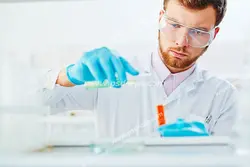 عکس با کیفیت متخصص علوم آزمایشگاه در حال بررسی و جابجایی مواد مورد آزمایش در لوله های آزمایش