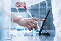 عکس با کیفیت متخصصین علوم آزمایشگاهی در حال انجام آزمایش و کار با پی پت و ثبت در تب لت در آزمایشگاه