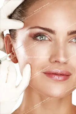 عکس با کیفیت دستان متخصص تزریق ژل و بوتاکس بر روی صورت و معاینه جهت انجام تزریق