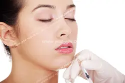 عکس با کیفیت تزریق ژل و بوتاکس جهت ایجاد برجستگی لب توسط پزشک برای بانوان