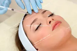 عکس با کیفیت تزریق ژل و بوتاکس جهت رفع چین و چروک پیشانی توسط پزشک برای صورت بانوان