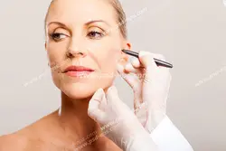 عکس با کیفیت تزریق ژل و بوتاکس جهت رفع چین و چروک پوست توسط پزشک برای صورت بانوان