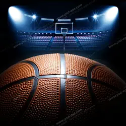 عکس با کیفیت نمای بسیار نزدیک از خطوط و شیارهای توپ بسکتبال با زمینه ورزشگاه بسکتبال با نورافکن های روشن