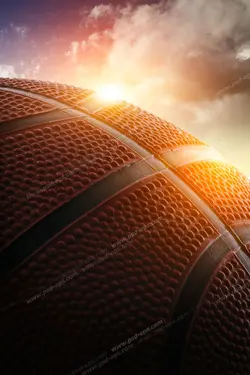 عکس با کیفیت نمای بسیار نزدیک از خطوط و شیارهای توپ بسکتبال با زمینه آسمان ابری
