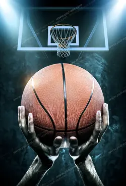 عکس با کیفیت نمای نزدیک از توپ بسکتبال در دست بازیکن به سمت تور بسکتبال