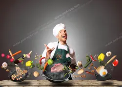 عکس با کیفیت آشپز با لباس و کلاه آشپزی در حال آشپزی و سرخ کردن سبزیجات و مواد غذایی