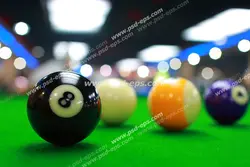 عکس با کیفیت توپ های بیلیارد رنگارنگ بر روی میز بلینگ درون باشگاه بیلیارد