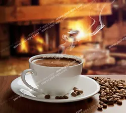 عکس با کیفیت فنجان کافی میکس یا قهوه داغ در کنار دانه های قهوه با زمینه شومینه روشن با شعله های آتش