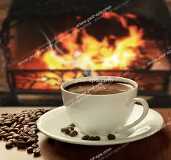 عکس با کیفیت فنجان کافی میکس یا قهوه داغ با زمینه شومینه روشن با شعله های آتش