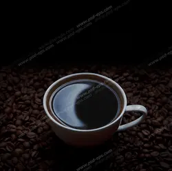 عکس با کیفیت نمای بالا از فنجان قهوه و دانه های قهوه پراکنده با زمینه مشکی