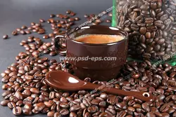 عکس با کیفیت فنجان کوچک کافی میکس یا نسکافه و قاشق کوچک چینی بر روی دانه های قهوه