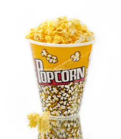عکس با کیفیت لیوان پاپ کورن کچاپ با زمینه سفید