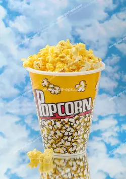 عکس با کیفیت لیوان پاپ کورن پنیری و کچاپ با زمینه آسمان آبی و ابری