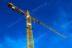 عکس با کیفیت نمای پایین از تاور کرین بزرگ زرد رنگ با زمینه آسمان آبی