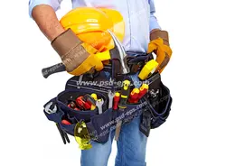 عکس با کیفیت تکنسین یا نصاب لوله کشی ساختمان با ابزارآلات در جعبه ابزار و کلاه ایمنی