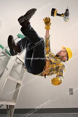 عکس با کیفیت کارگر ساختمان در حال پرت شدن از بالای نردبان بر روی زمین