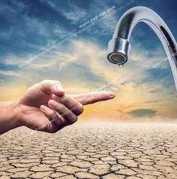 عکس با کیفیت چکیدن قطره آبی از شیر آب در منطقه بیابانی و دستی در زیر آن و منتظر قطره آب